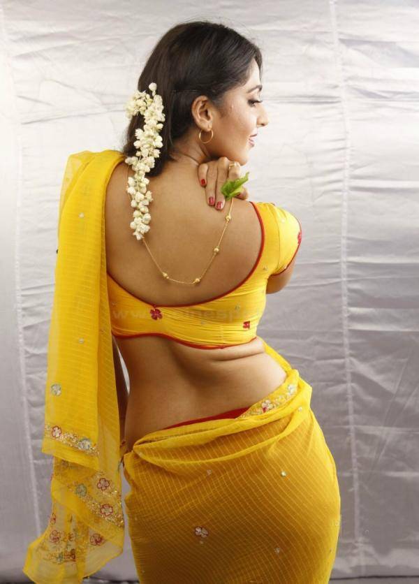 [Image: Anushka-Shetty-in-Yellow-Saree-She-is-beautiful-6-1.jpg]